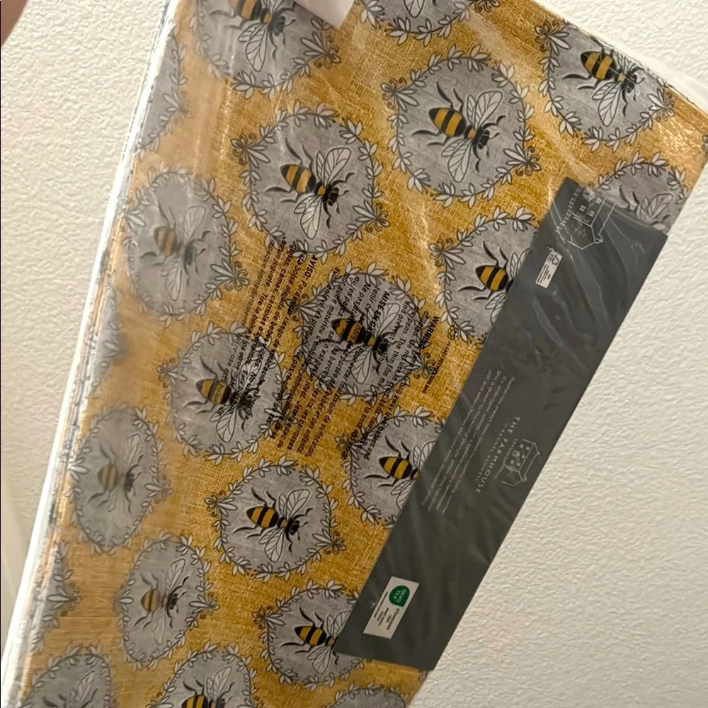 Bee Design Indoor Outdoor Fade resistant Placemats Set‎ of 4